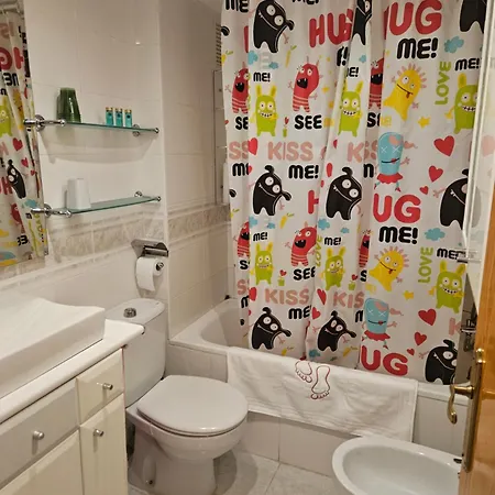 Con Garaje Y Piscina En *